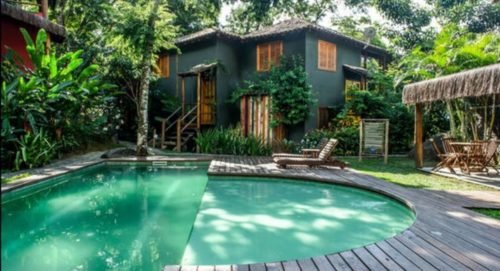 _00Foto Aquaville Ilhabela_piscina com a casa ao fundo