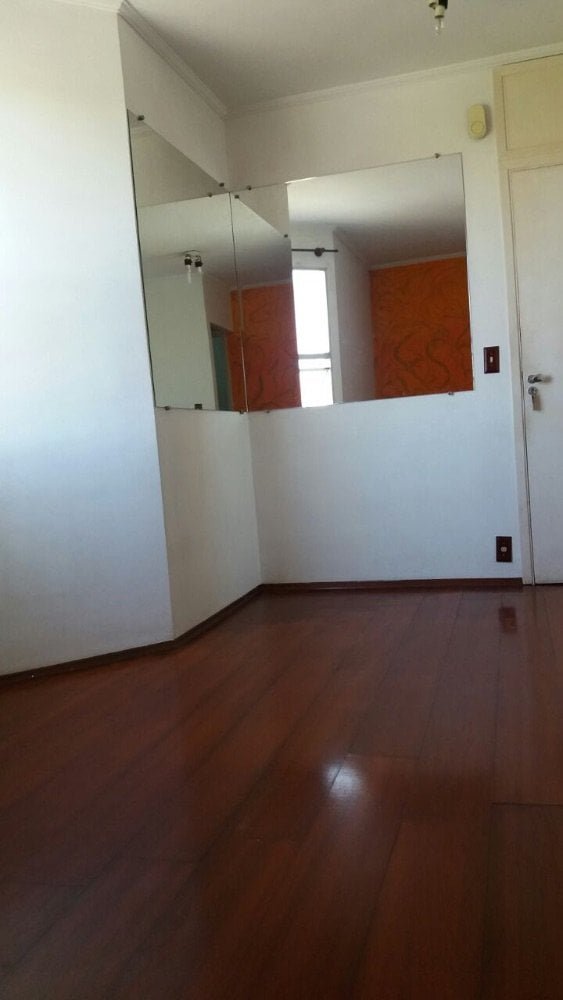 Sala ampla espelhos fixos