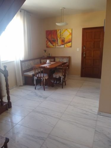 Sala principal com piso mármore