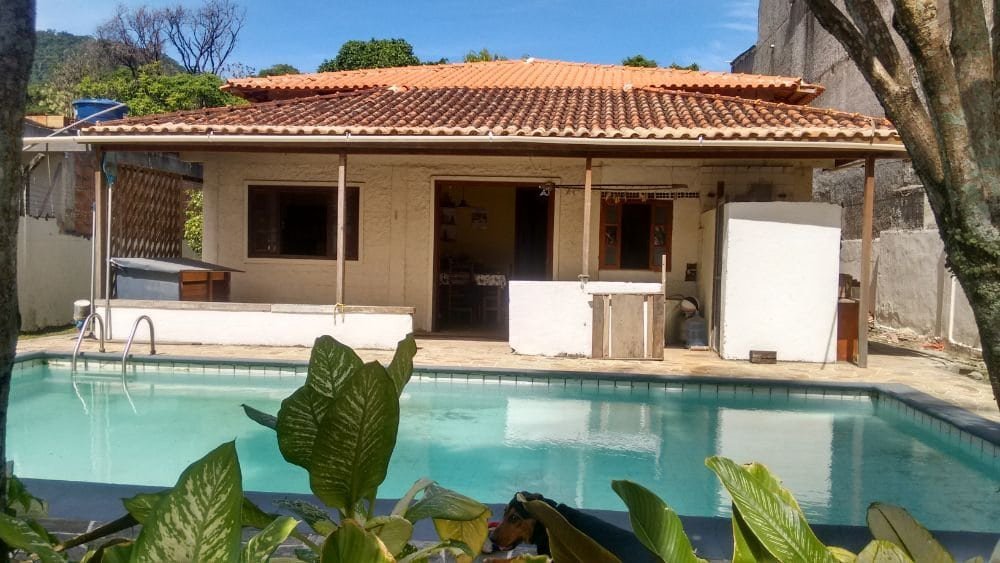 Frente da casa vista do jardim