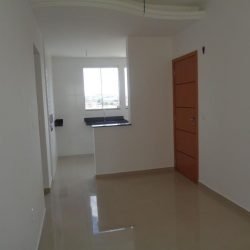 Sala e cozinha ao fundo