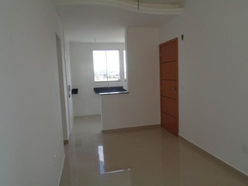 Sala e cozinha ao fundo