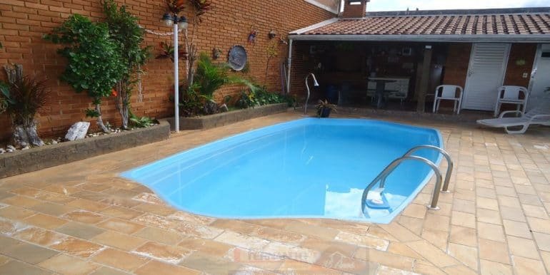 visão piscina e churrasqueira