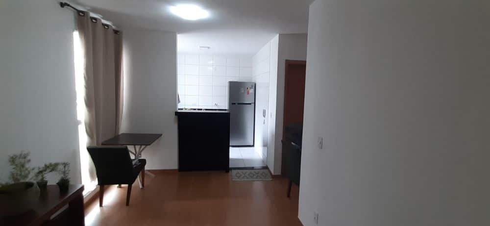 Sala, bancada, cozinha.