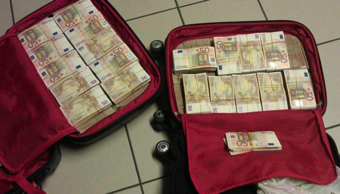 1-million-d-euros-saisis-dans-les-valises-d-un-Polonais