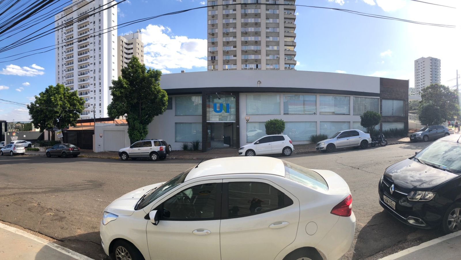 Foto da fachada de longe.