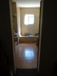 banheiro entre dois quartos
