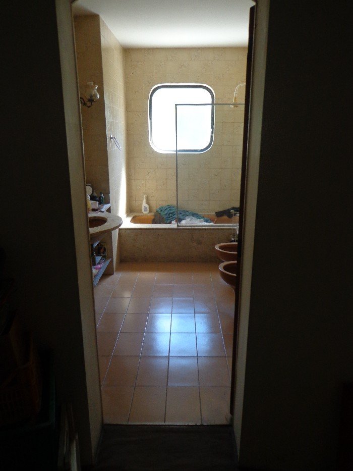banheiro entre dois quartos